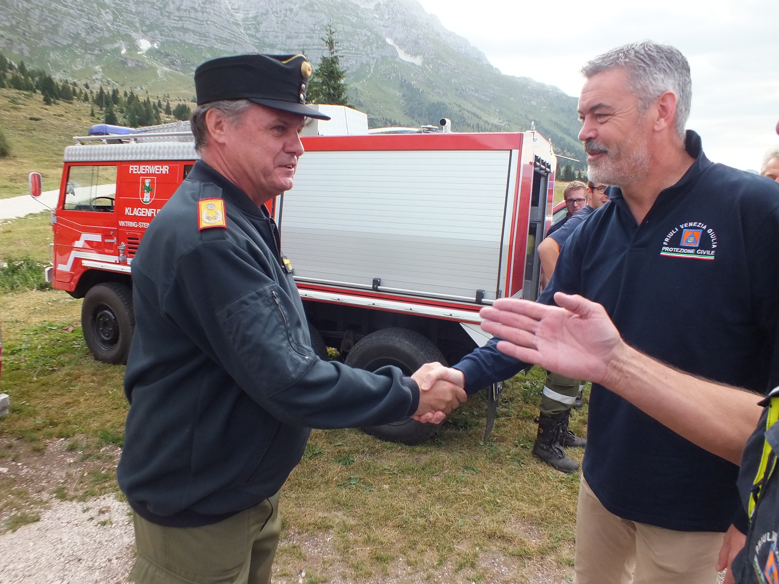 Paolo Panontin (Assessore regionale Protezione civile) accoglie i volontari giunti dalla Carinzia. (Valcanale-Canal del Ferro, 09/08/13)