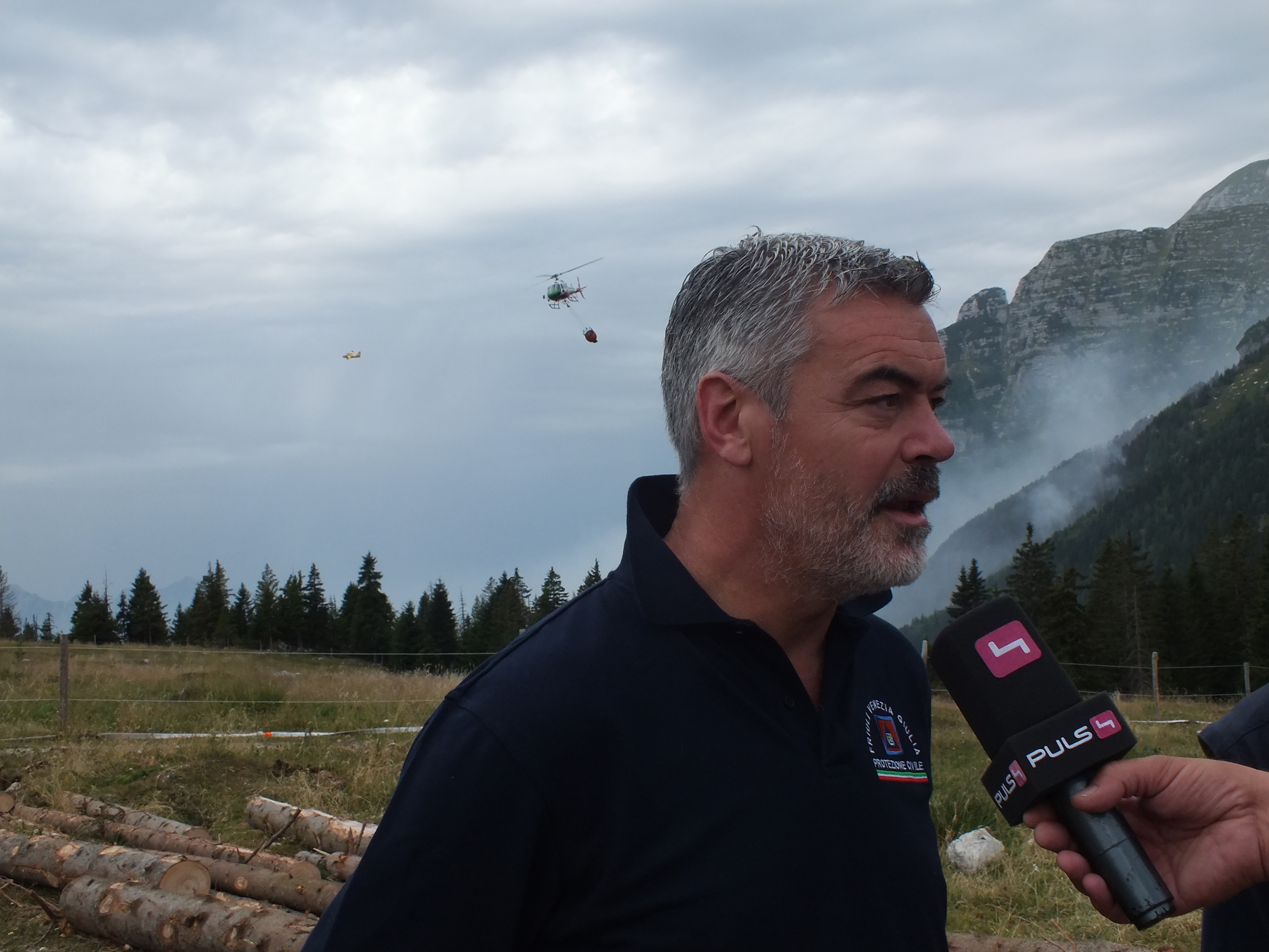 Paolo Panontin (Assessore regionale Protezione civile) durante il sopralluogo nell’area dell’incendio. (Valcanale-Canal del Ferro, 09/08/13)