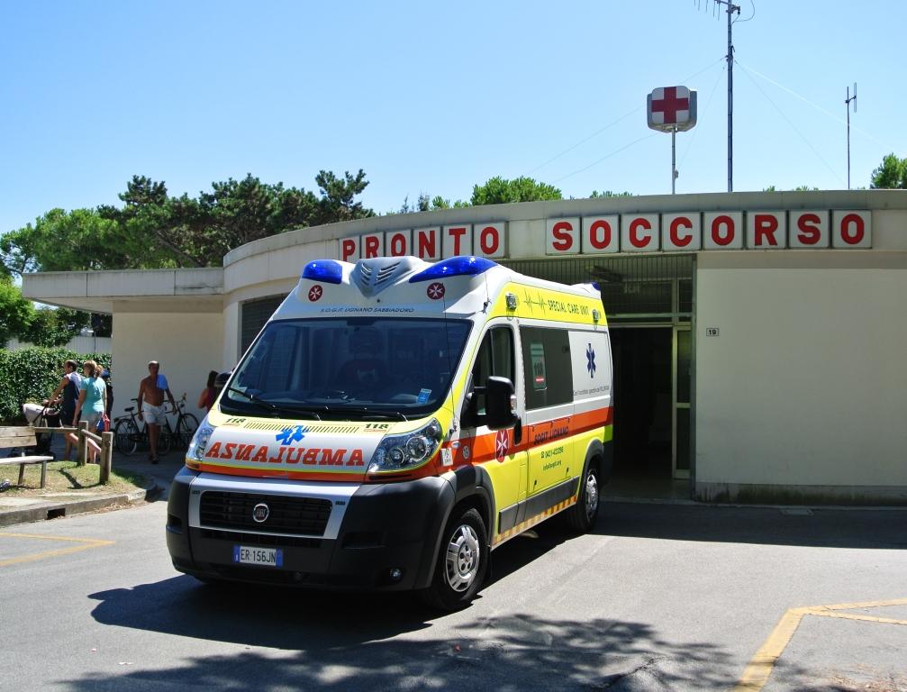Ambulanza e pronto soccorso di Lignano Sabbiadoro. (Lignano Sabbiadoro, 16/08/13)