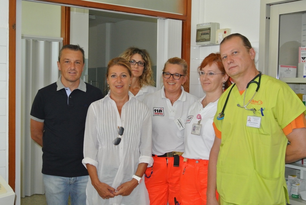 Maria Sandra Telesca (assessore  regionale Salute e Politiche sociali) con Franco Cominotto (responsabile pronto soccorso Lignano) ed il personale sanitario della struttura. (Lignano Sabbiadoro, 16/08/13)