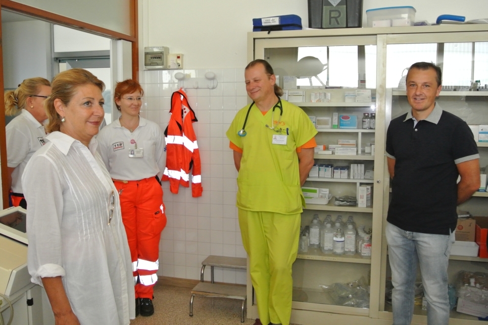 Maria Sandra Telesca (assessore  regionale Salute e Politiche sociali) con Franco Cominotto (responsabile pronto soccorso Lignano) ed il personale sanitario della struttura. (Lignano Sabbiadoro, 16/08/13)