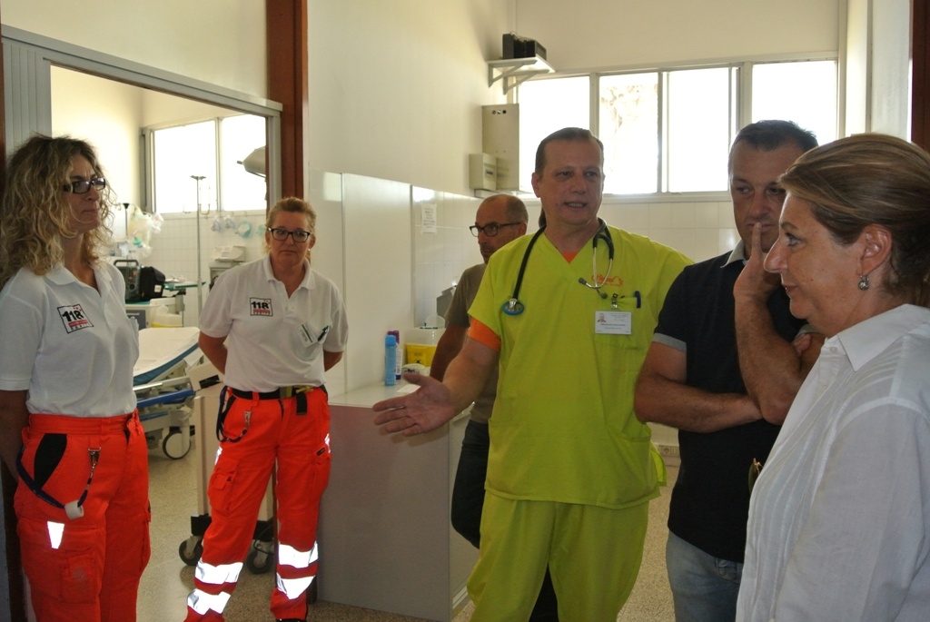 Maria Sandra Telesca (assessore  regionale Salute e Politiche sociali) con Franco Cominotto (responsabile pronto soccorso Lignano) ed il personale sanitario della struttura. (Lignano Sabbiadoro, 16/08/13)