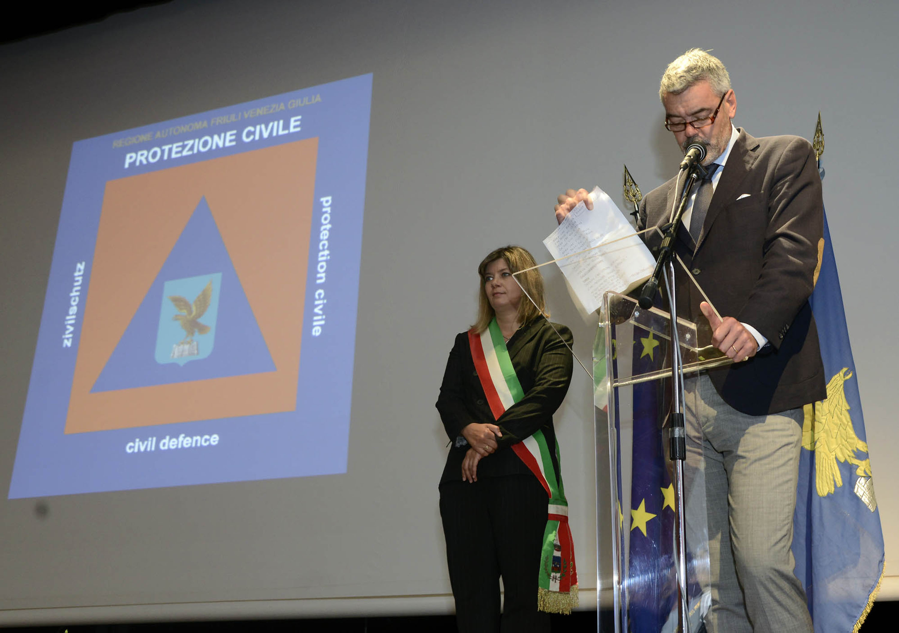 Paolo Panontin (Assessore regionale Protezione civile) interviene alla celebrazione del decennale dell'alluvione della Valcanale al Teatro Italia. (Pontebba 29/08/13)
