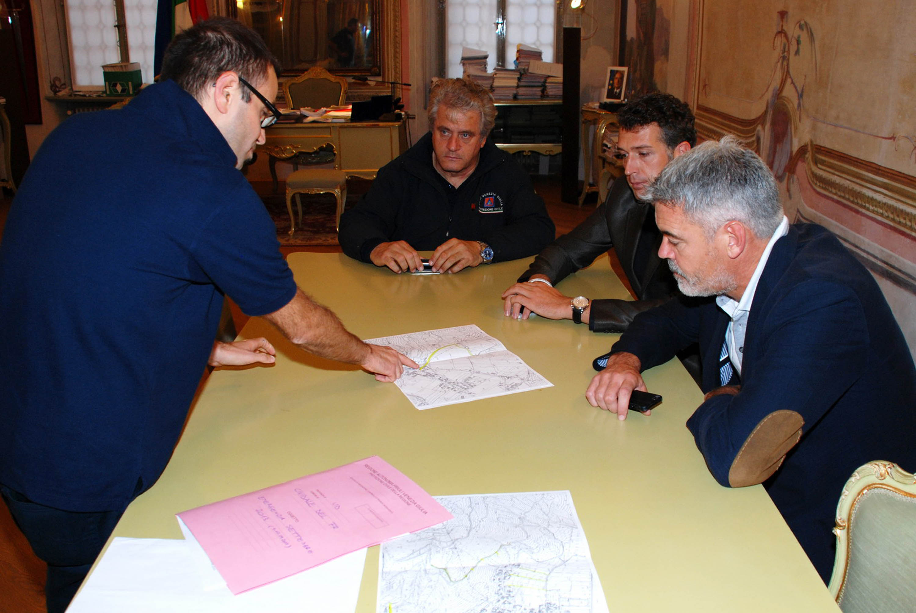 Guglielmo Berlasso (Direttore Protezione civile FVG), Stefano Balloch (Sindaco Cividale) e Paolo Panontin (Assessore regionale Protezione civile) in Municipio. (Cividale del Friuli 16/09/13)