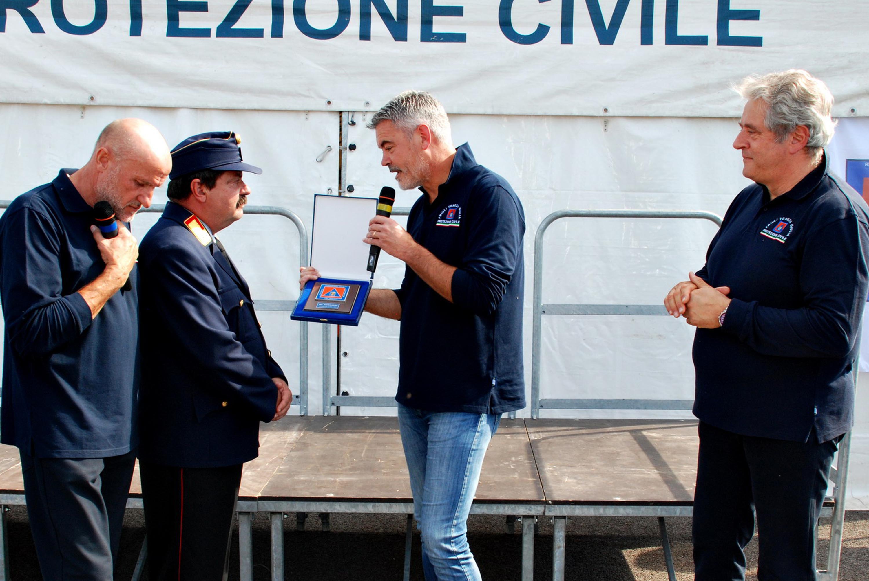 Paolo Panontin (Assessore regionale Protezione civile) ringrazia gli operatori italiani e carinziani per il lavoro di spegnimento degli incendi che hanno interessato il FVG quest'estate. (Palmanova 21/09/13)