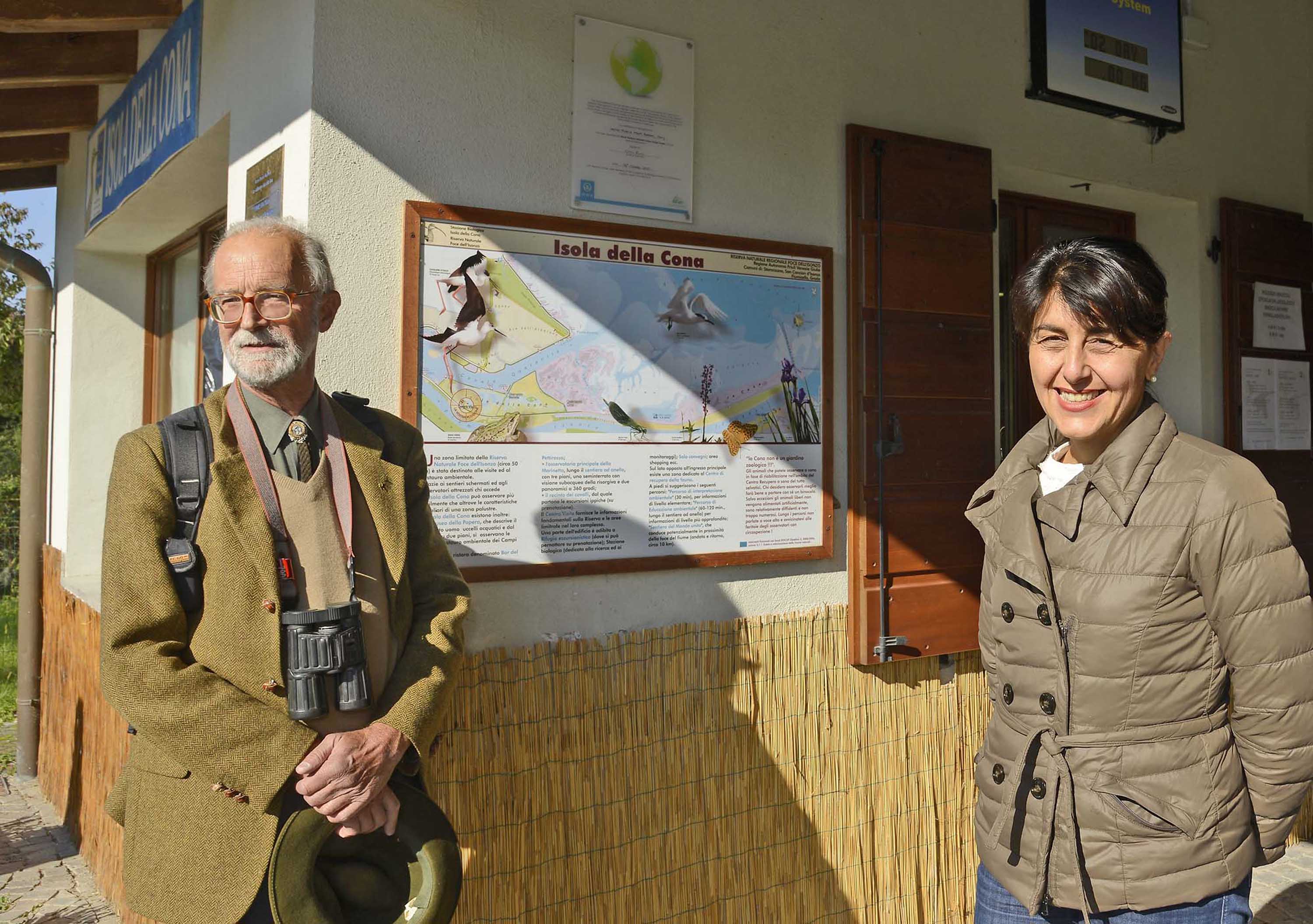 Fabio Perco (Coordinatore scientifico Isola della Cona) accompagna Mariagrazia Santoro (Assessore regionale Pianificazione territoriale) in visita all'Isola della Cona nella Riserva naturale della Foce dell'Isonzo. (03/10/13)