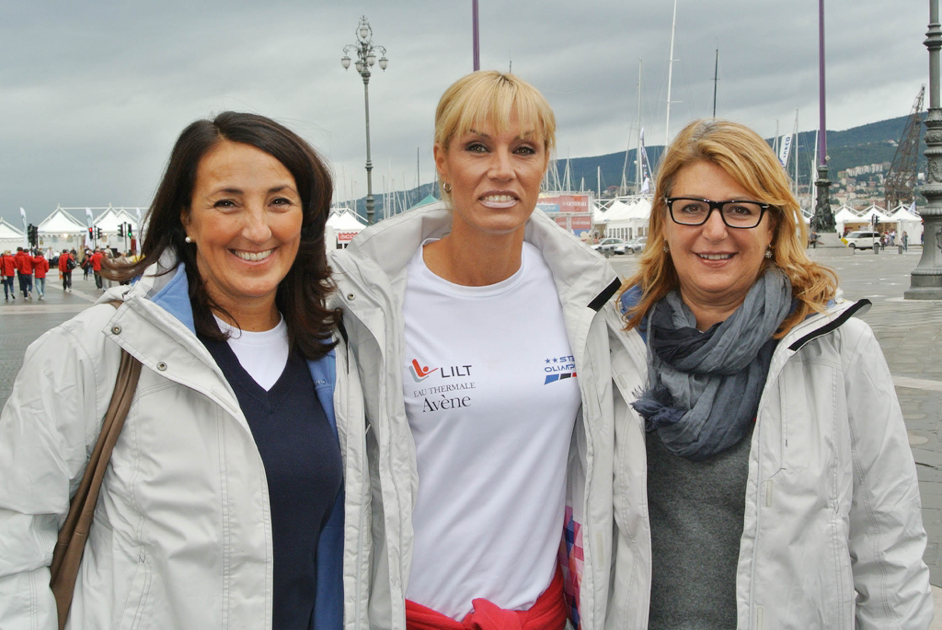 Laura Famulari (Assessore Politiche sociali Comune Trieste), Annalisa Minetti (Atleta paralimpica e cantante) e Maria Sandra Telesca (Assessore Salute Regione FVG) in piazza Unità d'Italia. (Trieste 12/10/13)