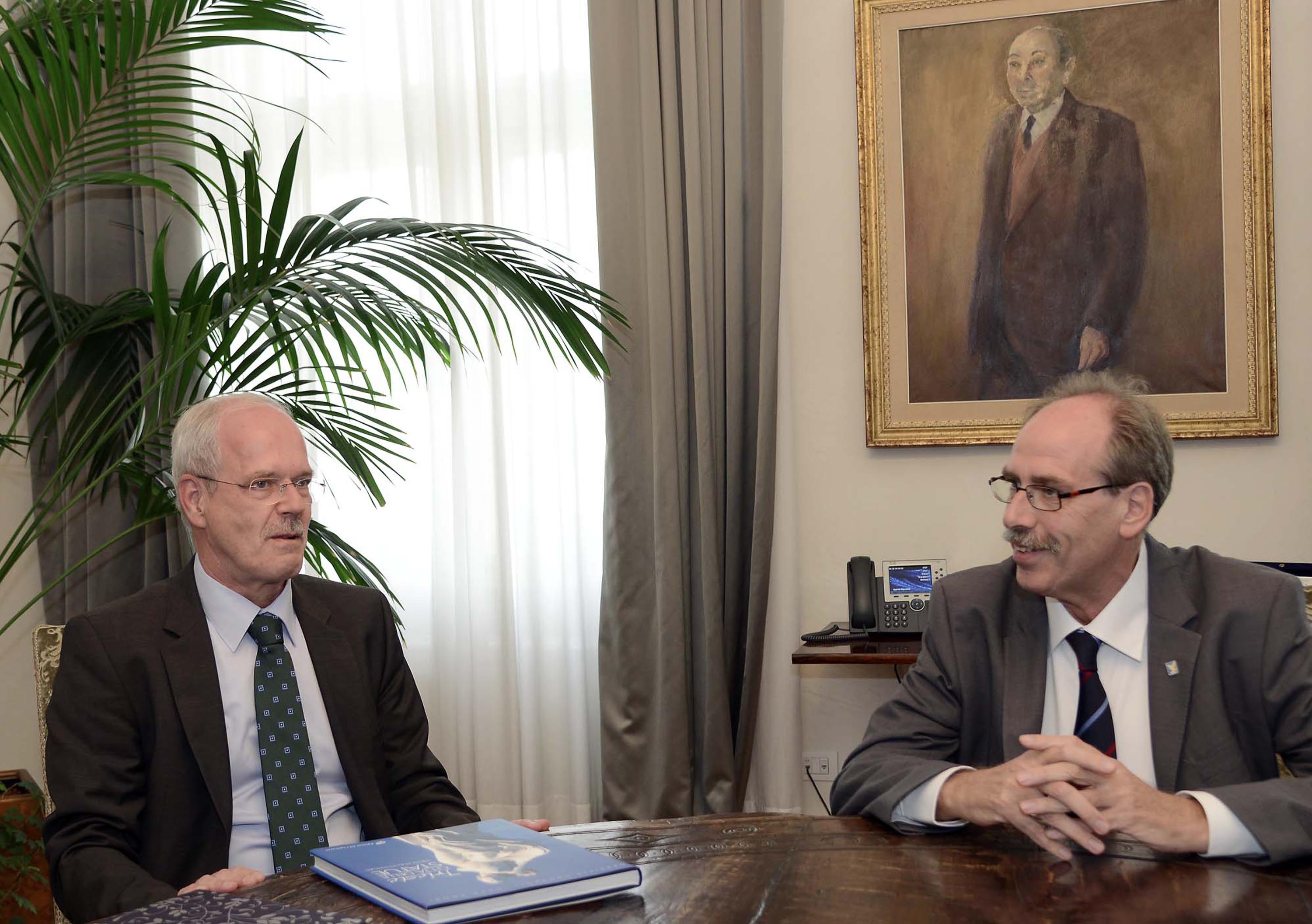 Peter Dettmar (Console generale di Germania a Milano) e Gianni Torrenti (Assessore regionale Cultura, Sport e Solidarietà) nella sede della Regione. (Trieste 14/10/13)