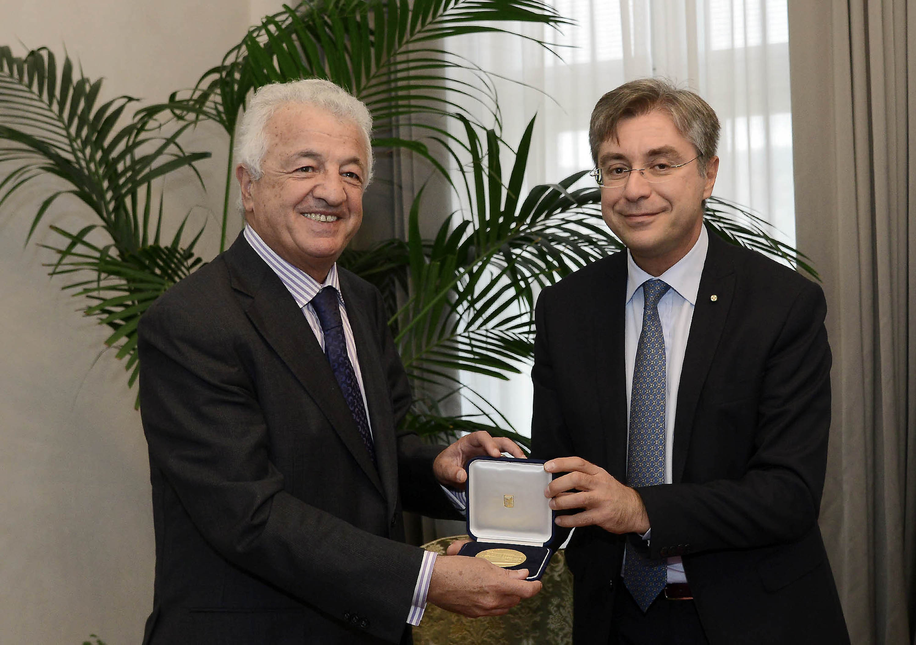 Hakki Akil (Ambasciatore Repubblica di Turchia in Italia) e Francesco Peroni (Assessore Programmazione Politiche economiche e comunitarie FVG). (Trieste 21/10/13)