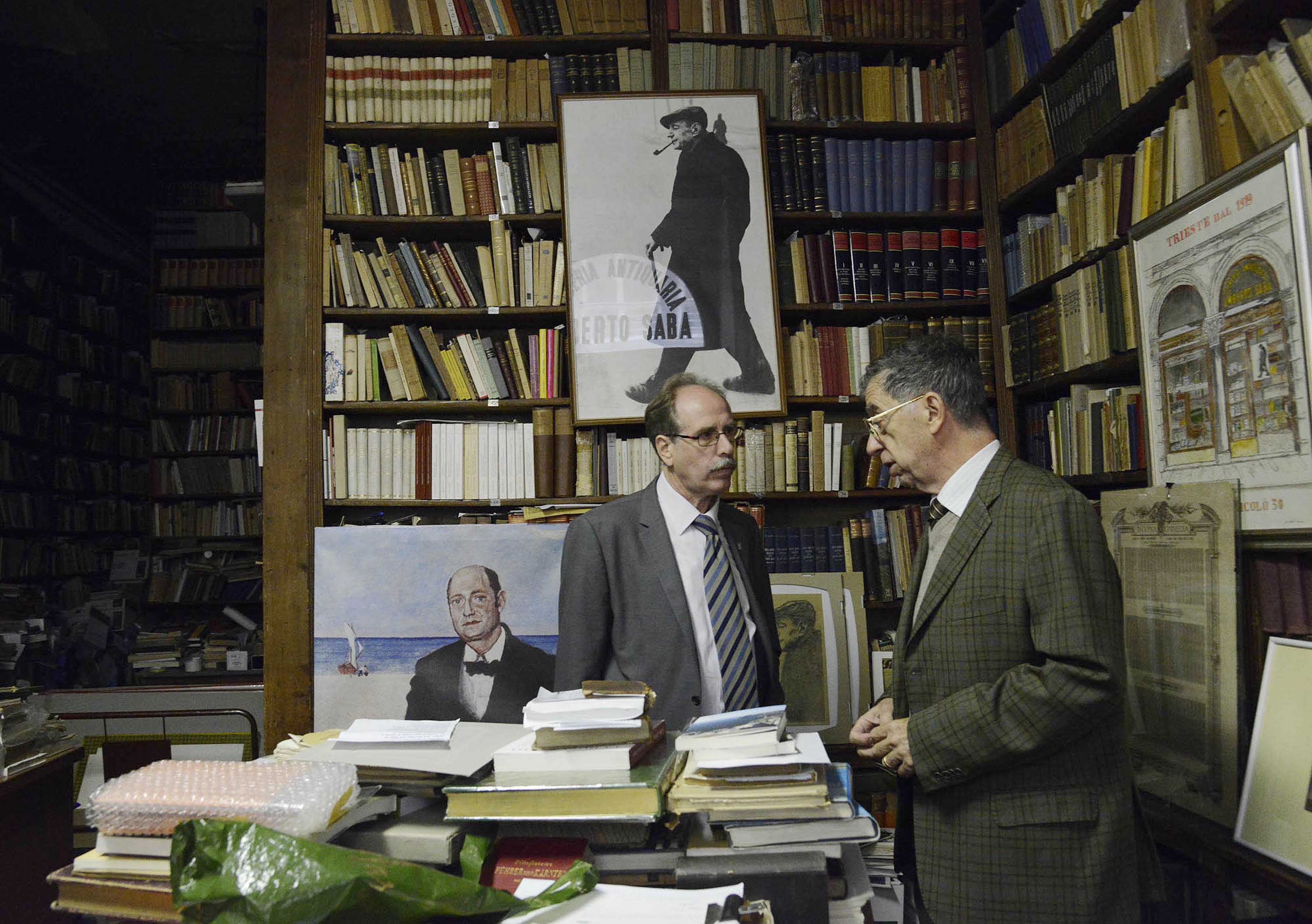 Gianni Torrenti (Assessore regionale Cultura) e Mario Cerne (Titolare Libreria antiquaria Umberto Saba) all'interno della Libreria antiquaria Umberto Saba. (Trieste 21/10/13)