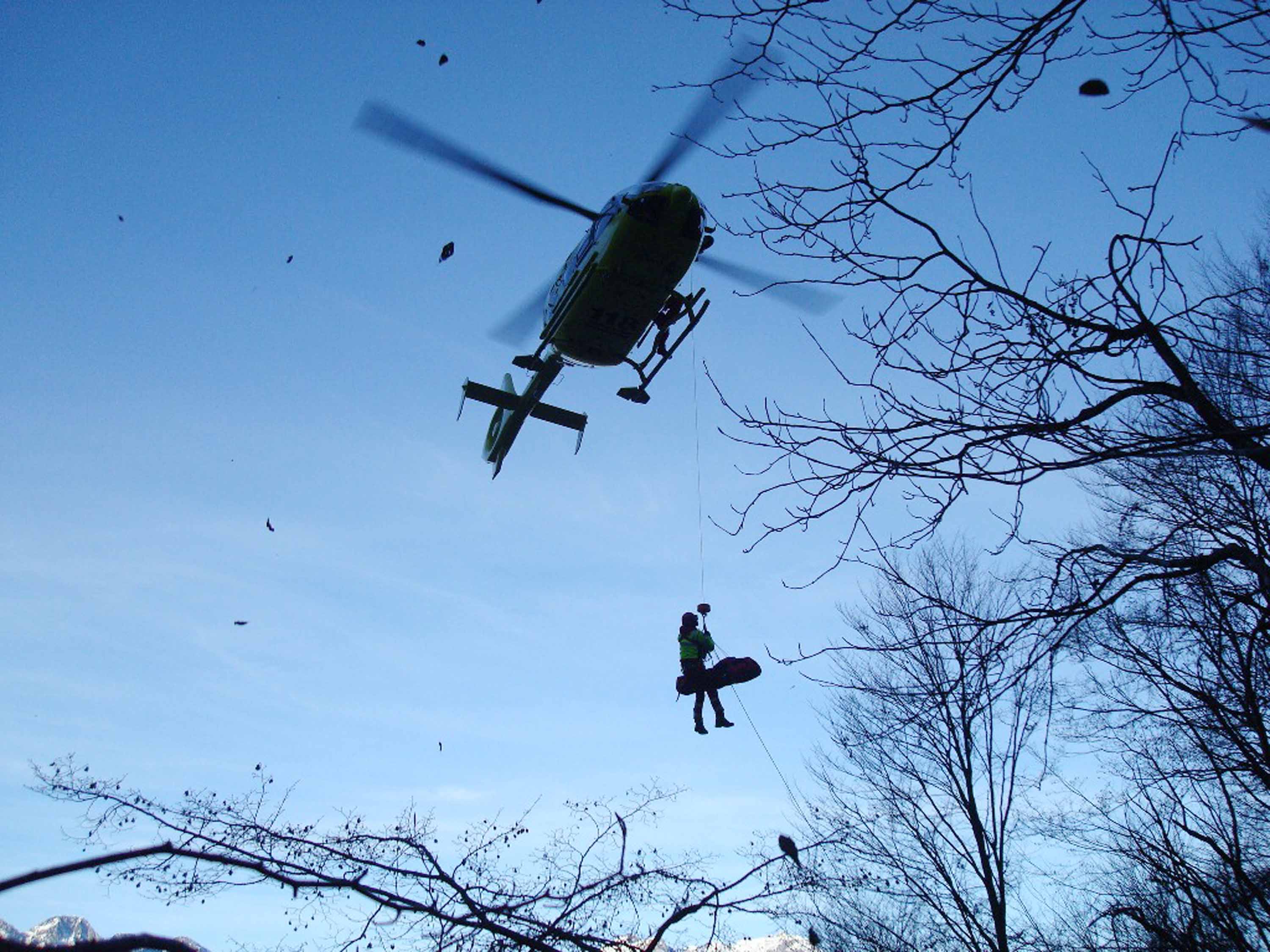 Elicottero del 118 che trasporta Emanuela Margarita, dopo il suo ritrovamento in località Sieluta sopra l'abitato di Preone, in Carnia - 03/12/2013