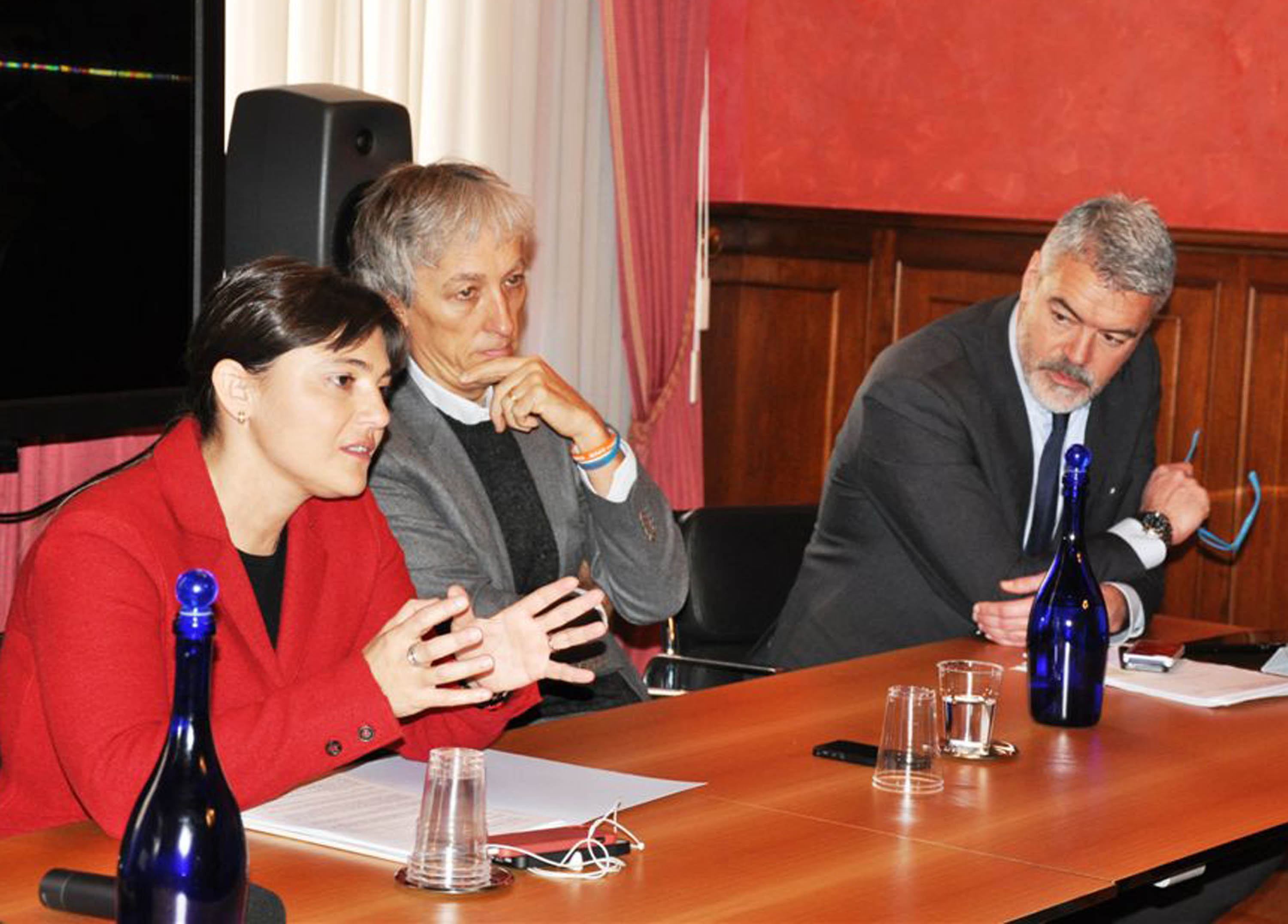 Debora Serracchiani (Presidente Friuli Venezia Giulia), Riccardo Luna (Presidente Associazione Wikitalia) e Paolo Panontin (Assessore regionale Funzione pubblica) in una foto d'archivio
