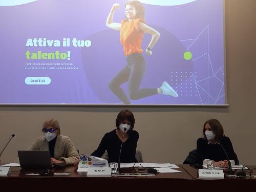 L'assessore regionale al Lavoro, Formazione e Famiglia Alessia Rosolen alla presentazione di AttivaGiovani nella Sala Predonzani del Palazzo della Regione a Trieste