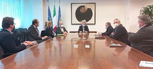 L'assessore regionale Graziano Pizzimenti nel corso della riunione con i sindaci