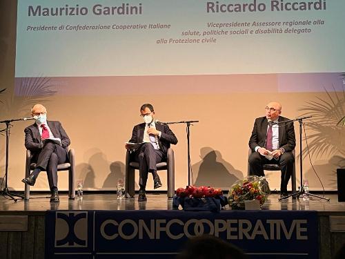 Il vicegovernatore con delega alla Salute e alle politiche sociali del Friuli Venezia Giulia, Riccardo Riccardi, sul palco del teatro Miela con il ministro delle Politiche agricole Stefano Patuanelli e Maurizio Gardini, presidente confederazione cooperative italiane 