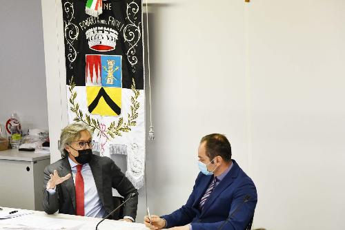 L'assessore Bini durante l'incontro al municipio di Forgaria del Friuli.
