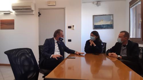 L'assessore Scoccimarro assieme a Roberto Visintin e Anna Lutman.