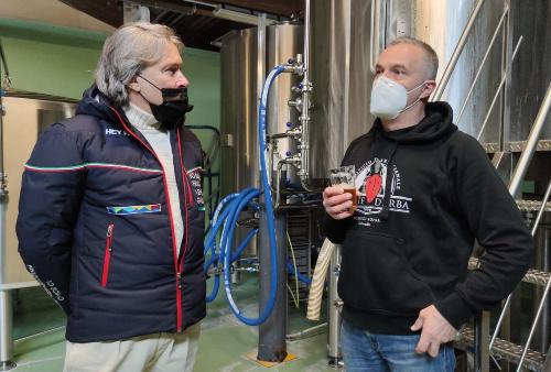 L'assessore regionale alle Attività produttive Sergio emidio Bini durante il sopralluogo al birrificio Foglie d'Erba a Forni di Sopra