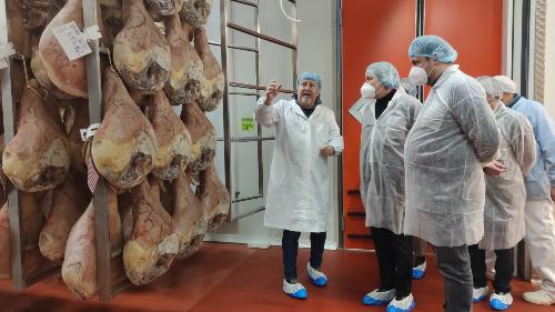 La visita dell'assessore regionale alle Attività produttive Sergio Emidio Bini (al centro nella foto) al prosciuttificio Dok Dall'Ava di San Daniele del Friuli