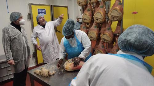 La visita dell'assessore regionale alle Attività produttive Sergio Emidio Bini (a sinistra nella foto) al prosciuttificio Dok Dall'Ava di San Daniele del Friuli