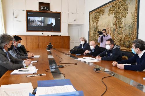 Incontro nel Palazzo della Regione a Trieste sulla vicenda Tim con le organizzazioni sindacali confederali. In presenza l'assessore alle Attività Produttive Sergio Emidio Bini, in collegamento l'assessore al Lavoro Alessia Rosolen 