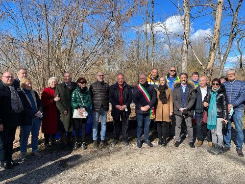 Foto di gruppo con il vicegovernatore con delega alla Salute del Friuli Venezia Giulia, Riccardo Riccardi, in occasione della presentazione del percorso "La valle degli archi Tavagnacco - Pagnacco" inserito nel più vasto progetto "Fvg in movimento.10mila passi di salute". 