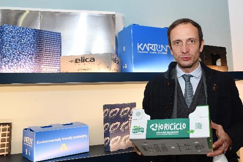 Il governatore della Regione Massimiliano Fedriga con uno degli imballlaggi prodotti dalla Karton di Sacile