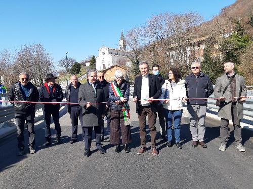 L'assessore regionale alle Infrastrutture e territorio, Graziano Pizzimenti, con il sindaco di Ragogna al taglio del nastro del ponte lungo la ex provinciale n.5