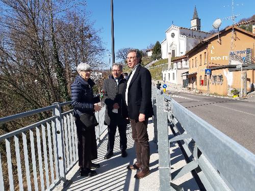 L'assessore regionale alle Infrastrutture e territorio, Graziano Pizzimenti, con il sindaco di Ragogna, Alma Concil, e il commissario dell'Edr, Augusto Viola sul ponte di San Pietro