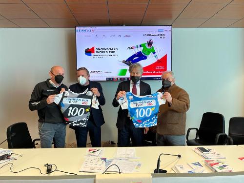 Consegna dei pettorali di gara all'assessore al Turismo del Friuli Venezia Giulia, Sergio Emidio Bini, della Coppa del mondo di snowboard e di Eyof 2023.