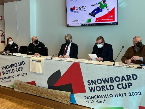 L'assessore regionale al Turismo, Sergio Emidio Bini, durante la presentazione della Coppa del mondo di snowboard 2022.