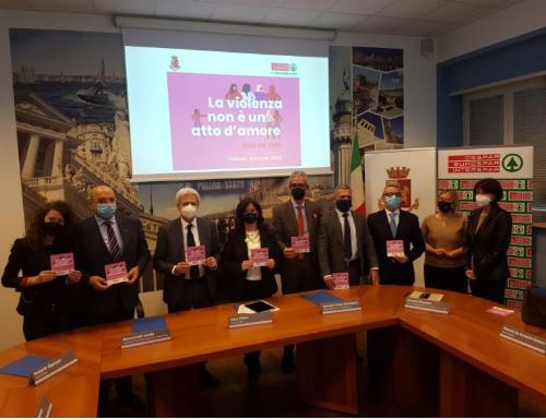 Foto di gruppo al termine della conferenza stampa di presentazione della campagna di prevenzione e contrasto alla violenza di genere. L'assessore Rosolen è il primo da destra 