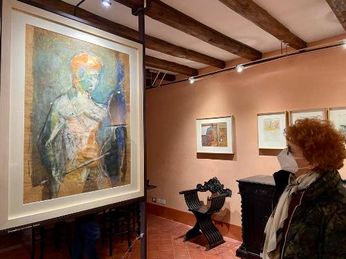 L'assessore regionale alla Cultura Tiziana Gibelli mentre osserva uno dei dipinti di Pasolini presenti in mostra a Casarsa