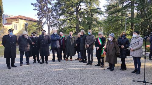Il vicegovernatore del Friuli Venezia Giulia Riccardo Riccardi a Udine, nel Parco della Rimembranza, alla cerimonia di piantumazione di un gelso a ricordo di Giovanni Palatucci.