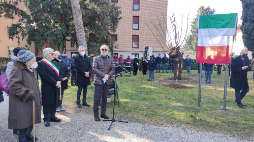 Il vicegovernatore del Friuli Venezia Giulia Riccardo Riccardi a Udine, nel Parco della Rimembranza, alla cerimonia di piantumazione di un gelso a ricordo di Giovanni Palatucci.