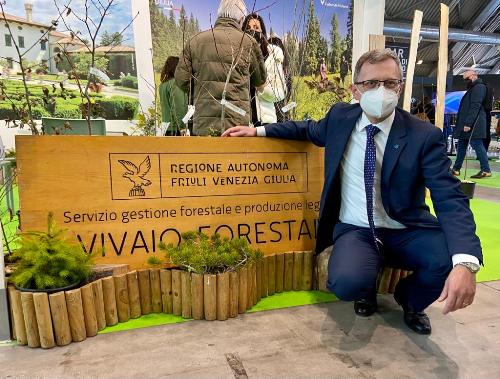 L'assessore regionale alle Foreste Stefano Zannier nello stand allestito dal servizio Gestione forestale e produzione legnosa all'interno della fiera Ortogiardino a Pordenone