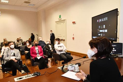 L’assessore regionale al Lavoro, formazione, istruzione, ricerca, università, famiglia e pari opportunità, Alessia Rosolen, durante la presentazione della campagna di comunicazione "Pillole di parità"