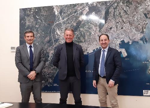 L'assessore regionale allo Sviluppo sostenibile Fabio Scoccimarro (al centro) con Andrea Di Paolo (BAT Trieste spa) e Paolo Privileggio (Interporto Trieste spa)