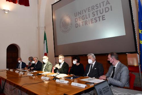 Il vicegovernatore Riccardo Riccardi e l'assessore regionale all'Università Alessia Rosolen (rispettivamente terzo e quinta da sinistra nella foto) alla presentazione dei nuovi corsi di laurea al Polo goriziano dell'Università di Trieste