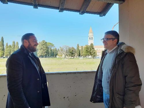 L'assessore regionale alle Autonomie Locali Pieroaolo Roberti insieme al sindaco di Aquileia Emanuele Zorino nell'immobile restituito alla collettività locale