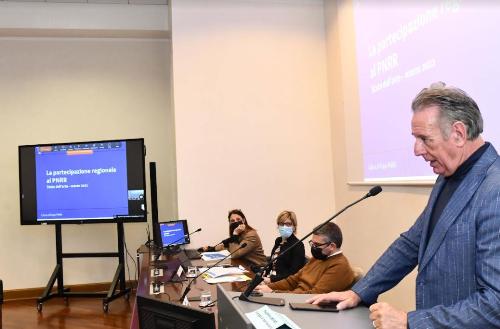 Un momento della conferenza stampa. In piedi l'assessore Fabio Scoccimarro. Seduti al tavolo dei relatori gli assessori Pierpaolo Roberti e Barbara Zilli 