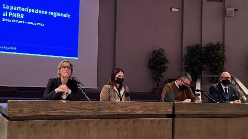 Gli assessori regionali alle Finanze Barbara Zilli, alle Autonomie locali Pierpaolo Roberti e al Patrimonio Sebastiano Callari a Gorizia nell'Auditorium della cultura friulana sul tema del Pnrr. 