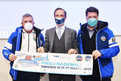 Il governatore del Friuli Venezia Giulia, Massimiliano Fedriga, alla presentazione del GranPremio Giovanissimi Kinder Joy of Moving - Trofeo Silver®Care. Nella foto, alla sua destra, Daniele Sabidussi, direttore Scuola Italiana Sci e Snowboard Tarvisio; alla sinistra del governatore il presidente di Ams Fvg Alessandro Pandolfo