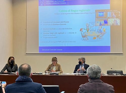 L'assessore regionale alle Finanze Barbara Zilli e l'assessore alle Attività produttive Sergio Emidio Bini durante la riunione con i rappresentanti delle categorie economiche del Friuli Venezia Giulia