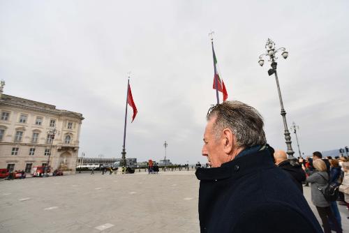 L'assessore regionale alla Difesa dell'ambiente Fabio Scoccimarro all'Alzabandiera in piazza dell'Unità d'Italia a Trieste