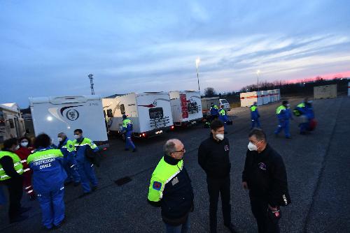 Il vicegovernatore della Regione con delega alla Protezione civile Riccardo Riccardi alla centrale operativa di Palmanova al momento della partenza volontari che compongono la colonna partita dei volontari per Michalovce, in Slovacchia, nei pressi del confine ucraino.