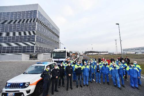 Il vicegovernatore della Regione con delega alla Protezione civile Riccardo Riccardi alla centrale operativa di Palmanova al momento della partenza volontari che compongono la colonna partita dei volontari per Michalovce, in Slovacchia, nei pressi del confine ucraino.