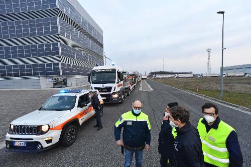 Il vicegovernatore della Regione con delega alla Protezione civile Riccardo Riccardi alla centrale operativa di Palmanova al momento della partenza volontari che compongono la colonna partita dei volontari per Michalovce, in Slovacchia, nei pressi del confine ucraino.