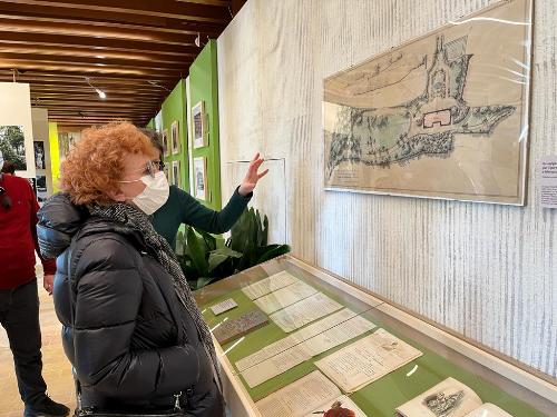 Un momento della visita alla mostra  a Villa Manin dell'assessore regionale alla Cultura Tiziana Gibelli. 