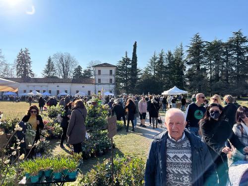 I visitatori alla XIV edizione della manifestazione floreale nel Giardino del Doge Manin.